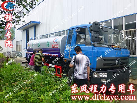 湖北程力工作人员教刘总操作洒水车抽水