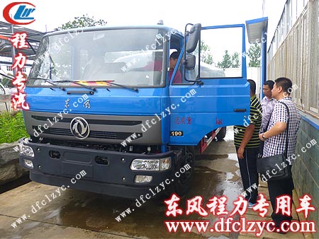 湖北程力工作人员给客户讲解洒水车注意事项