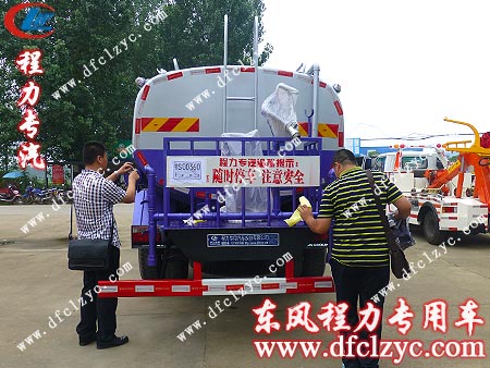 柳总在湖北程力门口仔细检查东风153洒水车
