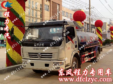 东风多利卡吸粪车途经河南省兰考县 东风多利卡吸粪车途经河南省兰考县