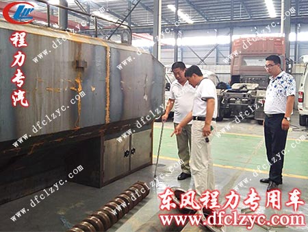 客户郑总在湖北程力公司查看散装饲料运输车的做工