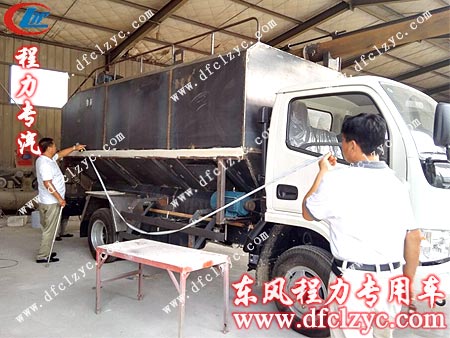 客户测量湖北程力散装饲料运输车的罐体长度