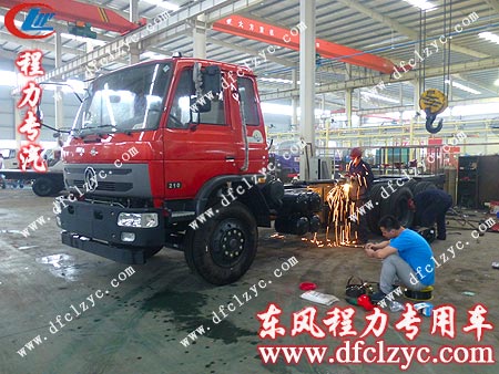 东风1208后双桥洒水车底盘进入洒水车车间开始生产