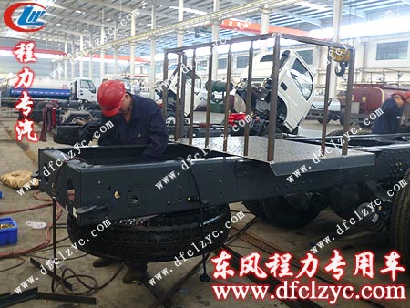 东风1208后双桥洒水车尾部工作平台大致已焊接完毕