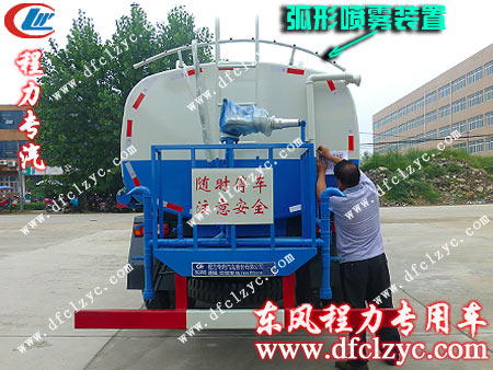 湖北程力集团送车师傅为东风145洒水车贴上临时牌照