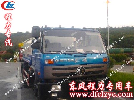 湖北程力集团东风145洒水车连夜赶路