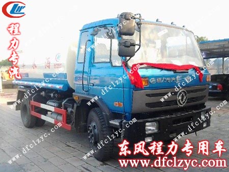 龚总亲自为东风145洒水车系上红丝带