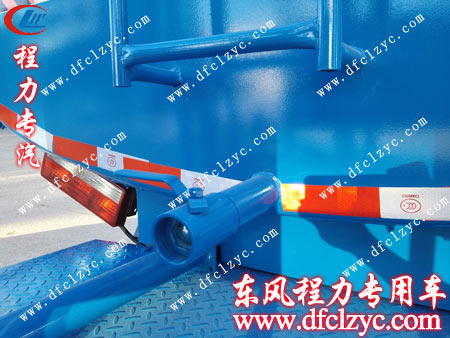 东风多利卡运水车罐体尾部的不锈钢自流口 东风多利卡运水车罐体尾部的不锈钢自流口