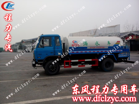 东风145绿化洒水车送车师傅中途在高速服务站休息 东风145绿化洒水车送车师傅中途在高速服务站休息