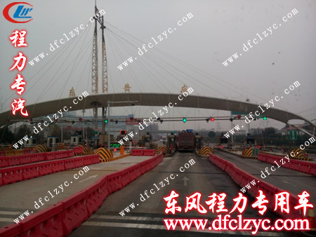 东风145绿化洒水车行驶在东岳庙高速收费站 东风145绿化洒水车行驶在东岳庙高速收费站