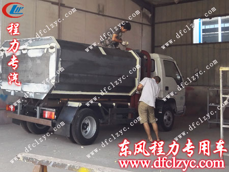 福田3360挂桶垃圾车正在喷油漆 福田3360挂桶垃圾车正在喷油漆