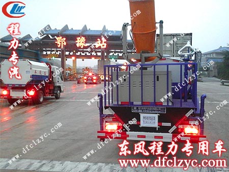 湖北程力东风小多利卡多功能喷药车和福田挂桶式垃圾车准经过鄂豫收费站 湖北程力东风小多利卡多功能喷药车和福田挂桶式垃圾车经过鄂豫收费站