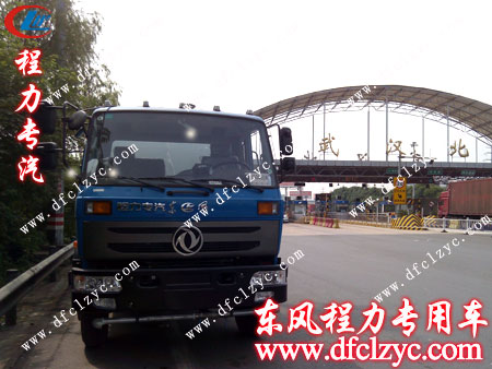 东风145多功能绿化洒水车在武汉高速路口