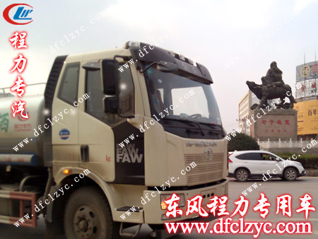 解放J6洒水车途径老子的故乡 解放J6洒水车途径老子的故乡