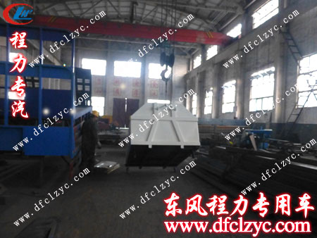 福田2800拉臂垃圾车和5个配套垃圾斗正在装车