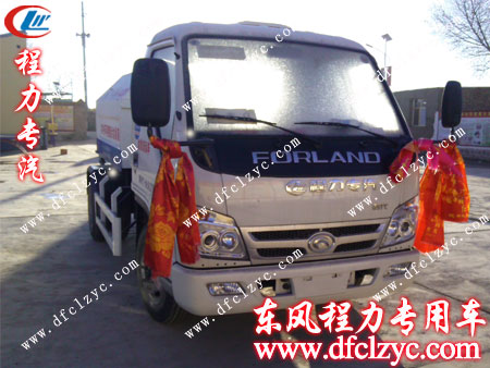 用户欢迎福田2800拉臂垃圾车的到来