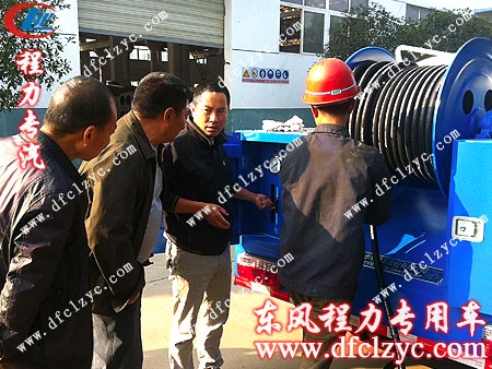 alt=湖北程力工作人员为赵总讲解东风小多利高压清洗车的注意事项 湖北程力工作人员为赵总讲解东风小多利高压清洗车的注意事项