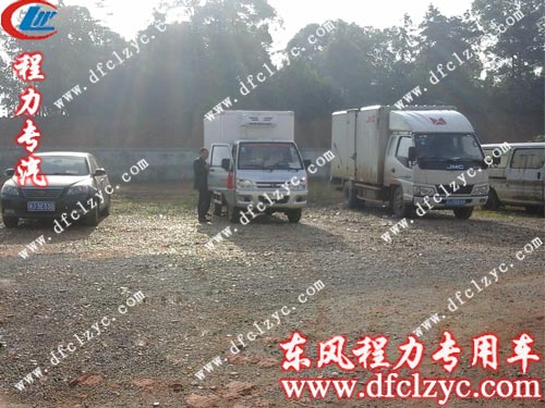 李先生与湖北程力福田驭菱冷藏车合影图