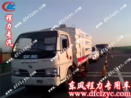 东风福瑞卡扫路车已经行驶在前往武威的高速公路上