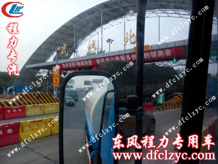 东风145洒水车在随州二桥头留影