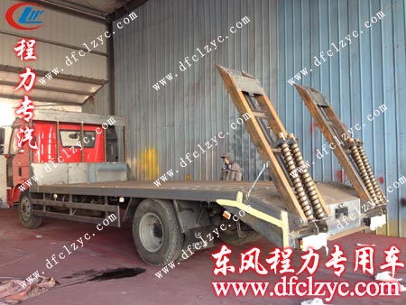 解放J6挖机平板运输车正在喷油漆 解放J6挖机平板运输车正在喷油漆