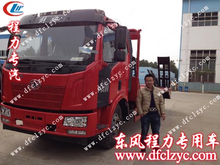 刘先生与解放J6挖机平板运输车合影 刘先生与解放J6挖机平板运输车合影