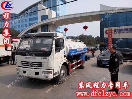 东风大多利卡洒水车整装待发