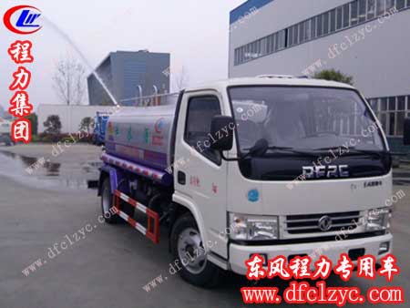 湖北程力集团工作人员挑选洒水车试水图 湖北程力集团工作人员挑选洒水车试水图