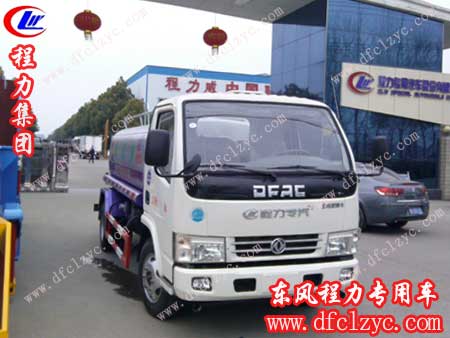 湖北程力集团工作人员办理好所有的车辆手续准备发往用户所在地 湖北程力集团工作人员办理好所有的车辆相关手续准备发往用户所在地