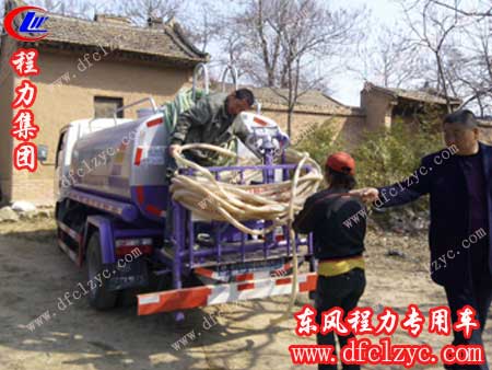 湖北程力送车人员与梁先生办理交接