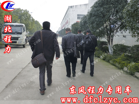 胡先生一行去往湖北程力油罐车生产车间的路上 胡先生一行去往湖北程力油罐车生产车间的路上