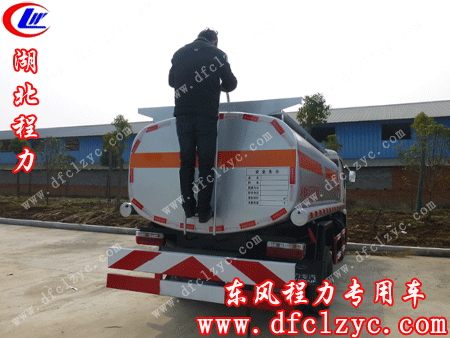 先生准备检查湖北程力东风劲卡加油车顶部 胡先生准备检查湖北程力东风劲卡加油车顶部