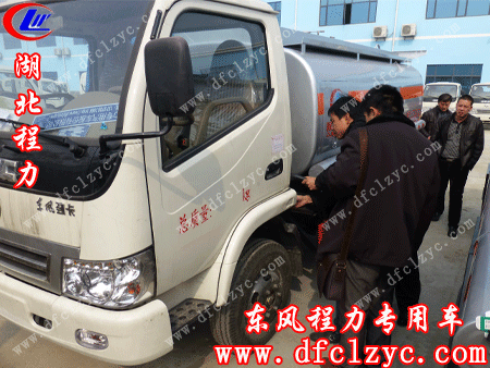 湖北程力工作人员正在为胡先生一行讲解东风劲卡加油车的操作方法 湖北程力工作人员正在为胡先生一行讲解东风劲卡加油车的操作方法