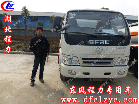 胡先生忍不住与湖北程力动机劲卡加油车合影 胡先生忍不住与湖北程力动机劲卡加油车合影