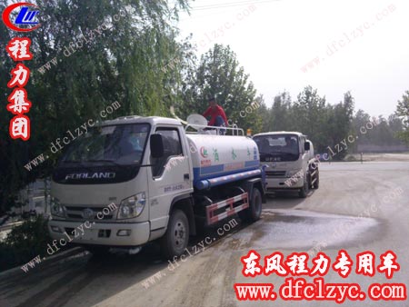 王总正在检查福田3360洒水车 王总正在检查福田3360洒水车