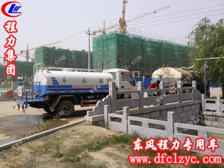 福田3360洒水车在工地上展开它的工作 福田3360洒水车在工地上展开它的工作
