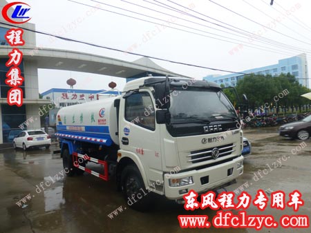 东风大多利卡洒水车停在公司大门口整装待发 东风大多利卡洒水车停在公司大门口整装待发