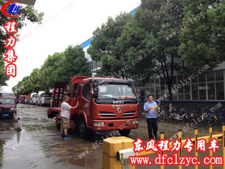 东风福瑞卡平板运输车正在过安检 东风福瑞卡平板运输车正在过安检