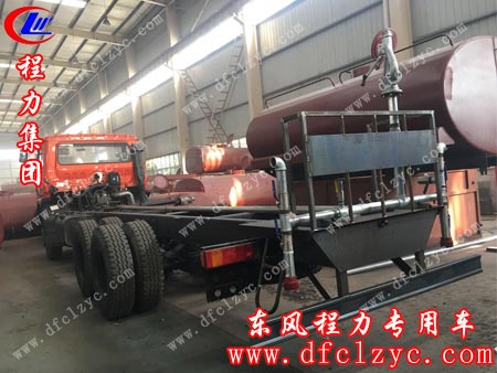 湖北程力东风后双桥洒水车正在生产中