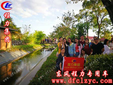 湖北程力销售一部在暹罗风情园合影