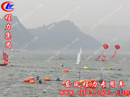 上述图为运动健儿在江中拼搏