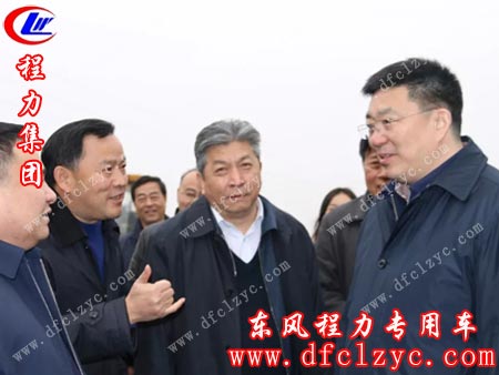 周省长（右一）在程力商用车间参观视察，程阿罗（左二）、党委书记何儒安（左一）陪同