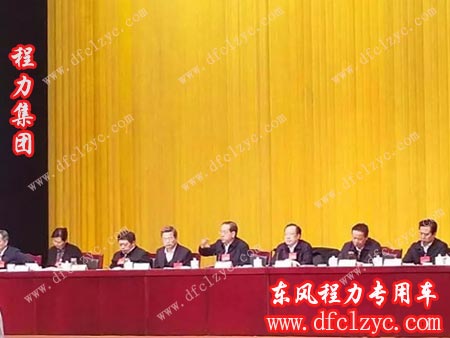 湖北省2018年全省经济工作会议上，省委书记蒋超良（左五）、省长王晓东（右四）作工作报告