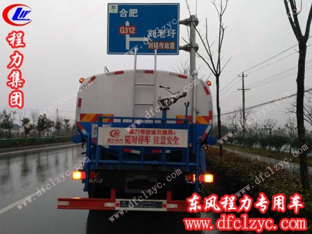 东风145洒水车在去往扬州的途中