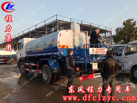 湖北程力东风D9洒水车准备试水中