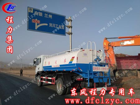 上述图为东风D9洒水车路途上的风景图