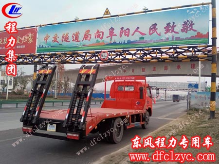 上图为东风福瑞卡平板运输车进入阜阳