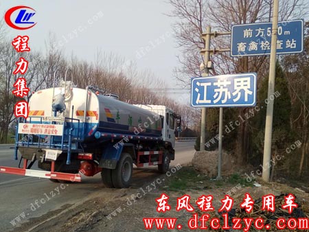 上图为东风D9洒水车途径江苏