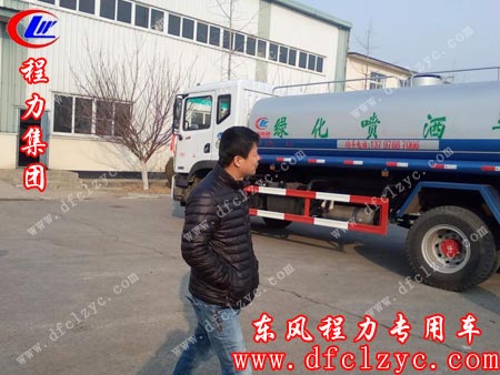 上图为东风D9洒水车顺利交车