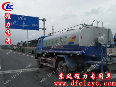 上述图为车子在路上
